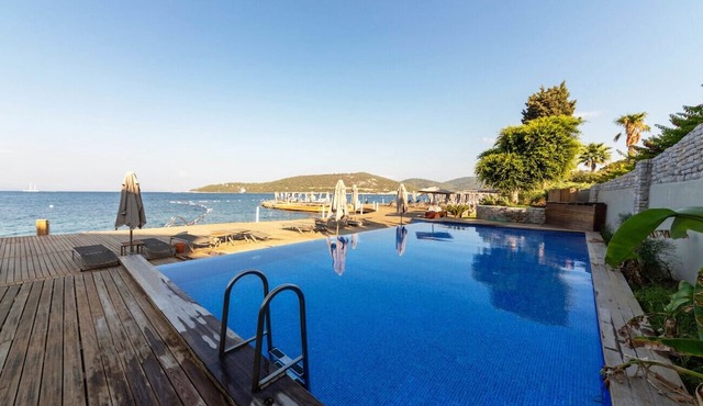 Sea View Loft House w Shared Pool 1 min to Beach in Mugla
