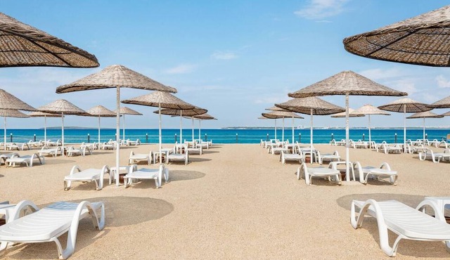 Kum plaja sahip, çocuklar için mini club ve kaydıraklı havuzu mevcut