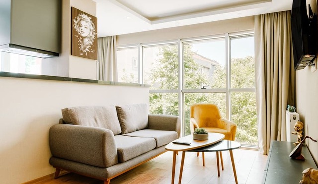 Chic Modern Flat 2 min to Metro, Near Marmara Park