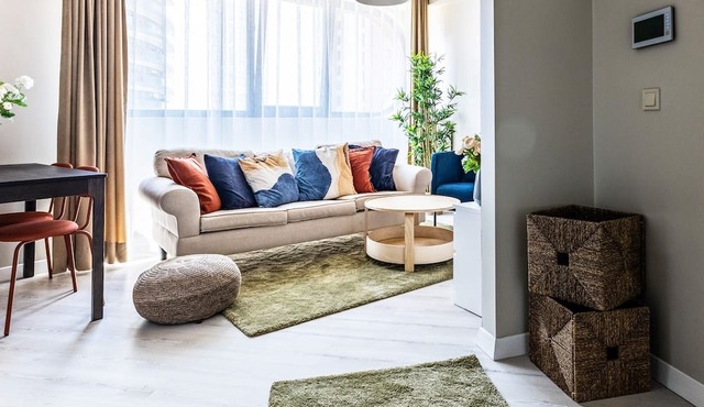 Residence Flat w Shared Pool, 5 min to Metro