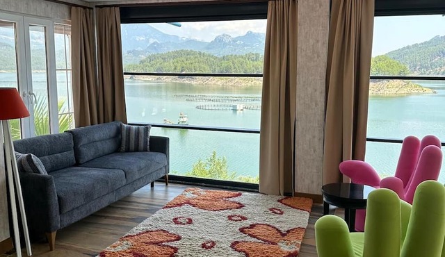 Dolphin Boutique Hotel & Restaurant