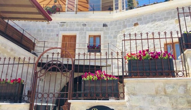 Vigneron Cave Hotel