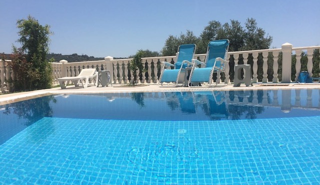City Centre “ Sun Bungalow “ private pool , private parking , 4 bedrooms in Kusadasi