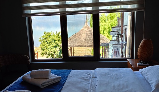 Villa Atroa Lakehouse - 2 Bedroom Villa on İznik Lake in Bursa
