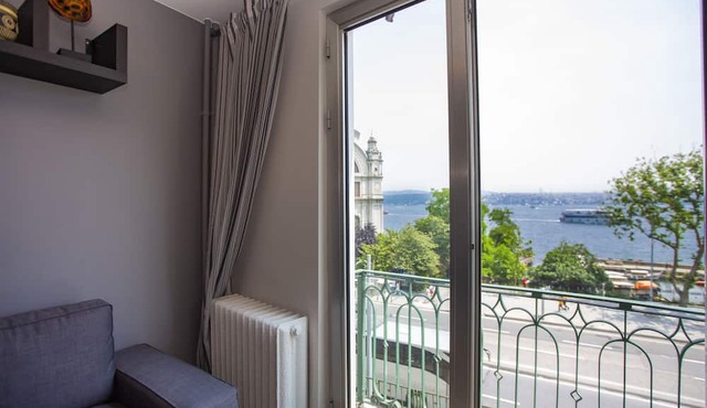 Modern Waterfront Apt. with a Striking View