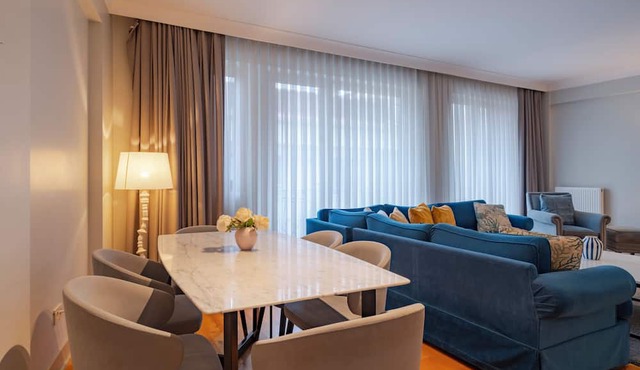 Spacious 3-bedroom apartment in amazing İstanbul with AC