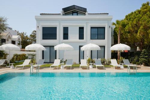 Suite apartments with pool, 300 m to the BEACH in the center of Ilica