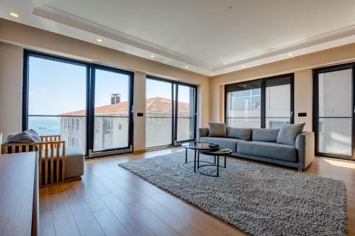 One-Bedroom Family Suite in Managed Aparthotel - Bosphorus View in Central Location in Istanbul
