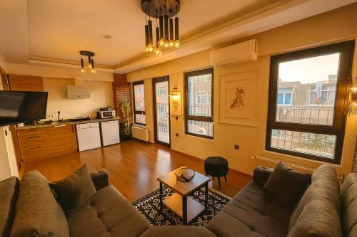 GuestPort No 4 Luxury Suite, Galata Tower View, Balcony, 2 Bathrooms in Istanbul