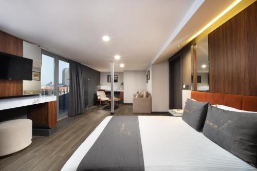 Second Suit Hotel